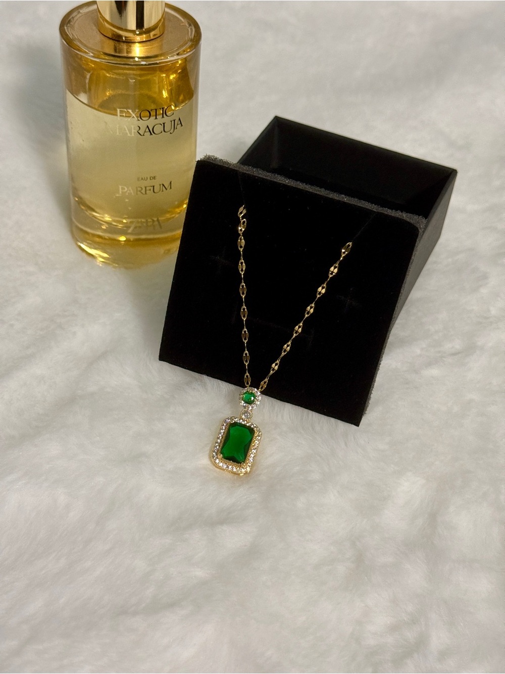 Gold Chain Necklace with Emerald Green Pendant - Elegant Women's Jewelry